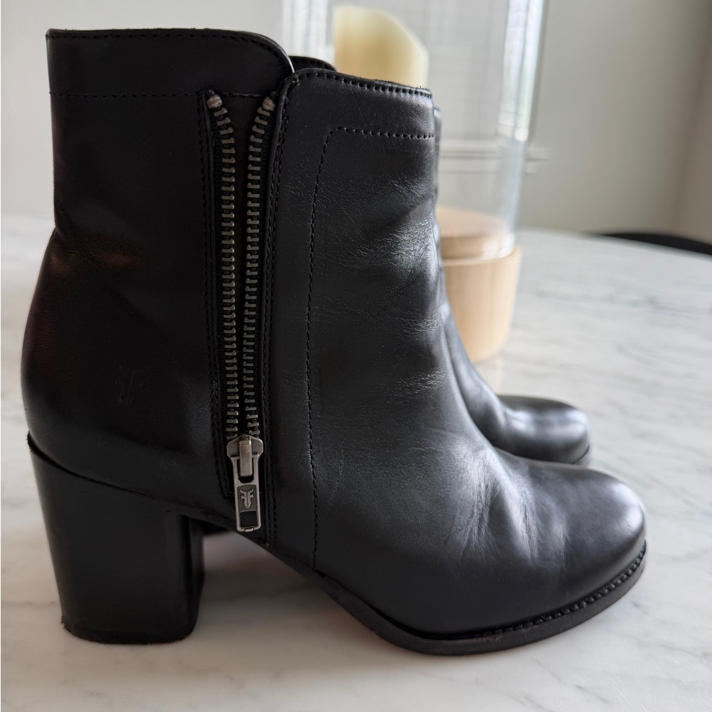 FRYE AND CO. Black Leather Side-Zip Ankle Booties